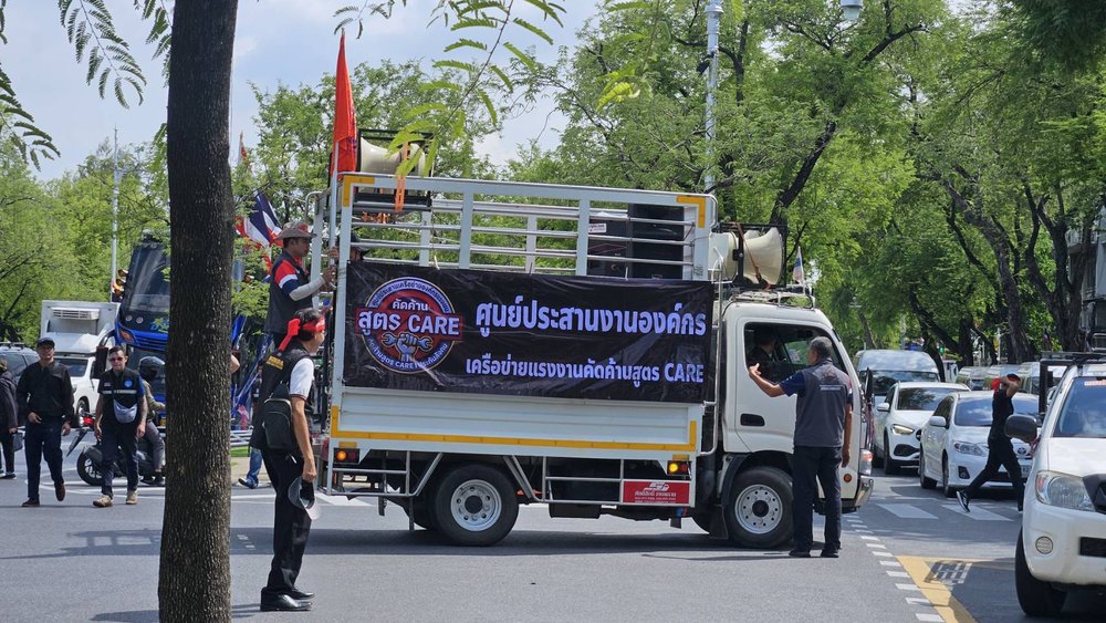 รถประชาสัมพันธ์เครือข่ายแรงงานคัดค้านสูตร CARE