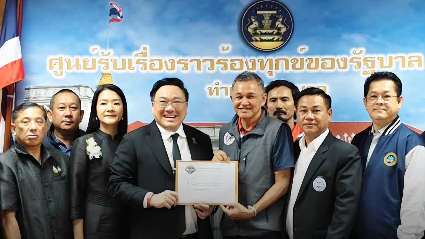 เครือข่ายแรงงานยื่นหนังสือถึงจุลพันธ์ อมรวิวัฒน์ รัฐมนตรีว่าการกระทรวงแรงงาน ที่ศูนย์รับเรื่องราวร้องทุกข์ของรัฐบาล 1111