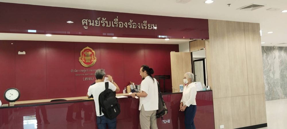 ทีมงานยื่นเอกสาร