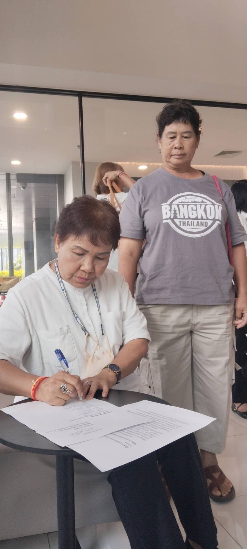 ตัวแทนผู้เสียหาย ม.39 ลงนามในหนังสือยื่นผู้ตรวจการแผ่นดิน