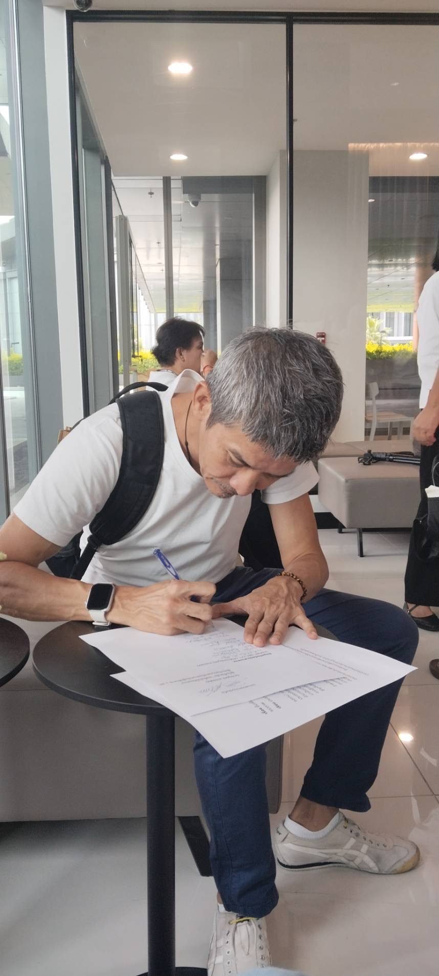 ตัวแทนชายลงนาม